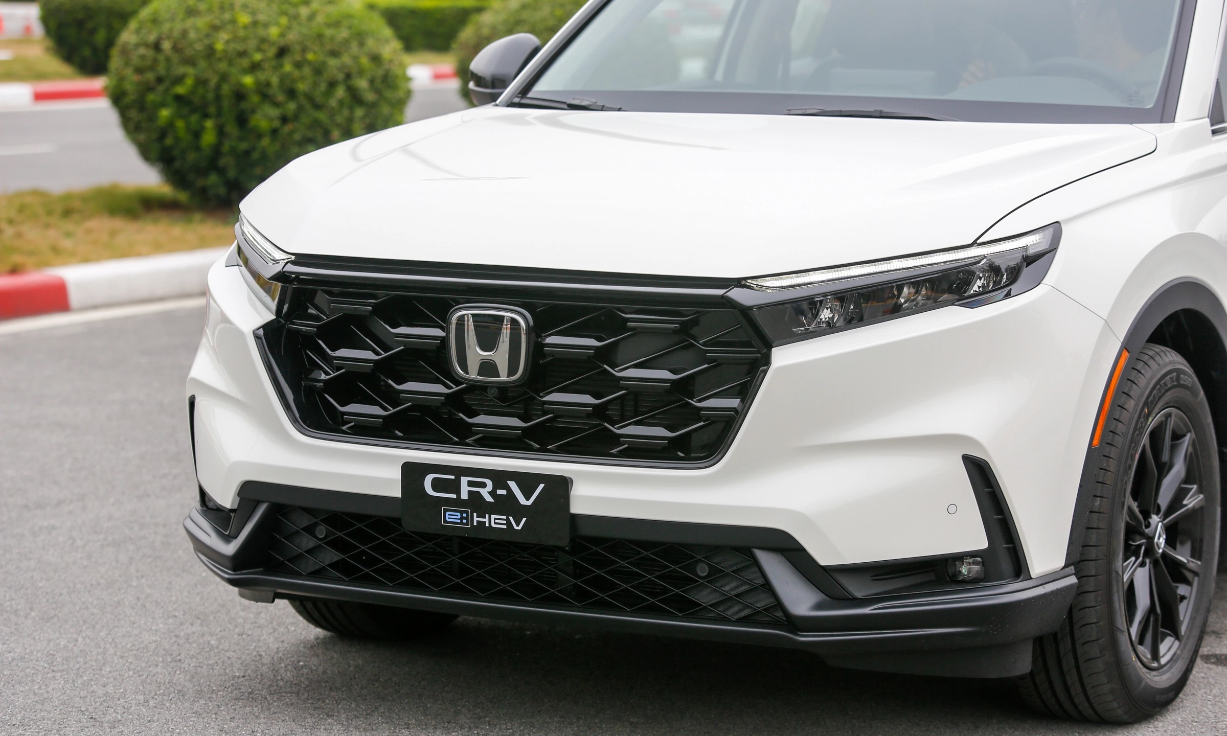 Đầu xe Honda CR-V 2026 với lưới tản nhiệt lục giác và đèn Full LED