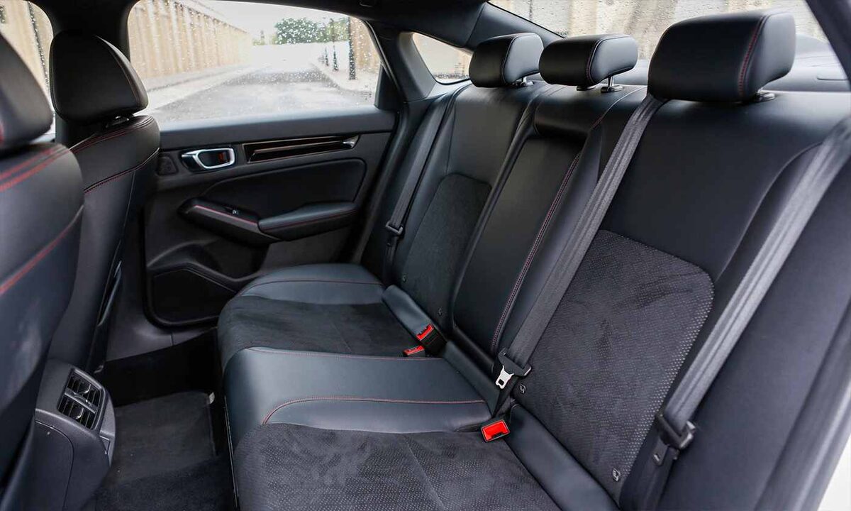 Không gian hàng ghế sau rộng rãi trên Honda Civic 2026