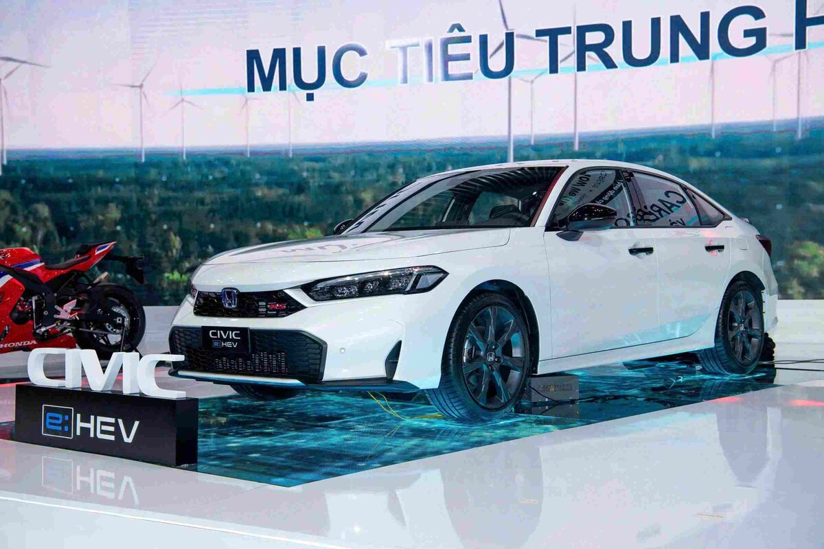 Đầu xe Honda Civic 2026 bản RS với cụm đèn LED