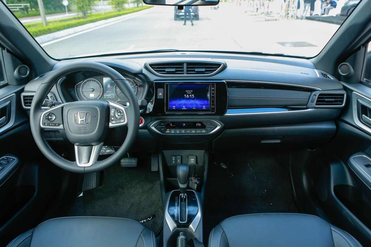 Nội thất khoang lái Honda BR-V 2026 bản L bọc da